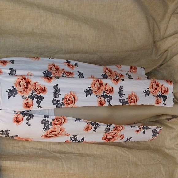 One piece dress with open front and shorts underneath - Picture 2 of 9